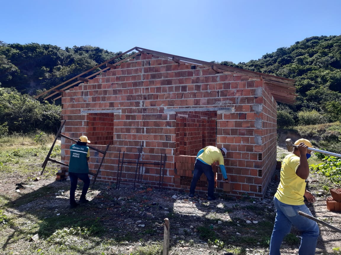 fiscais da agefis na frente de uma casa